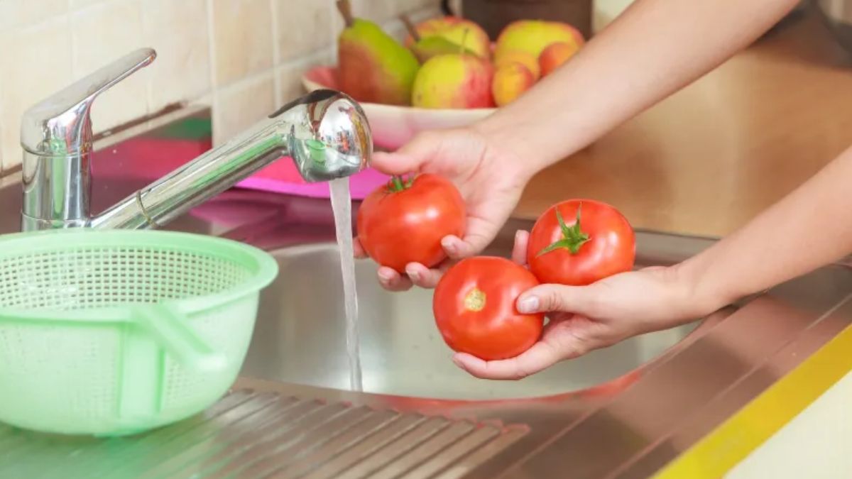 Spălarea roșiilor cu apă nu este suficientă pentru a îndepărta pesticidele: iată ce trebuie să faceți